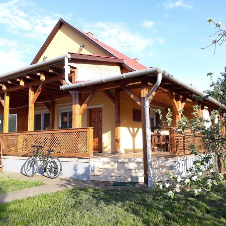 Oerveny Vendeghaz Hotel ทิสซาฟือแรด ภายนอก รูปภาพ