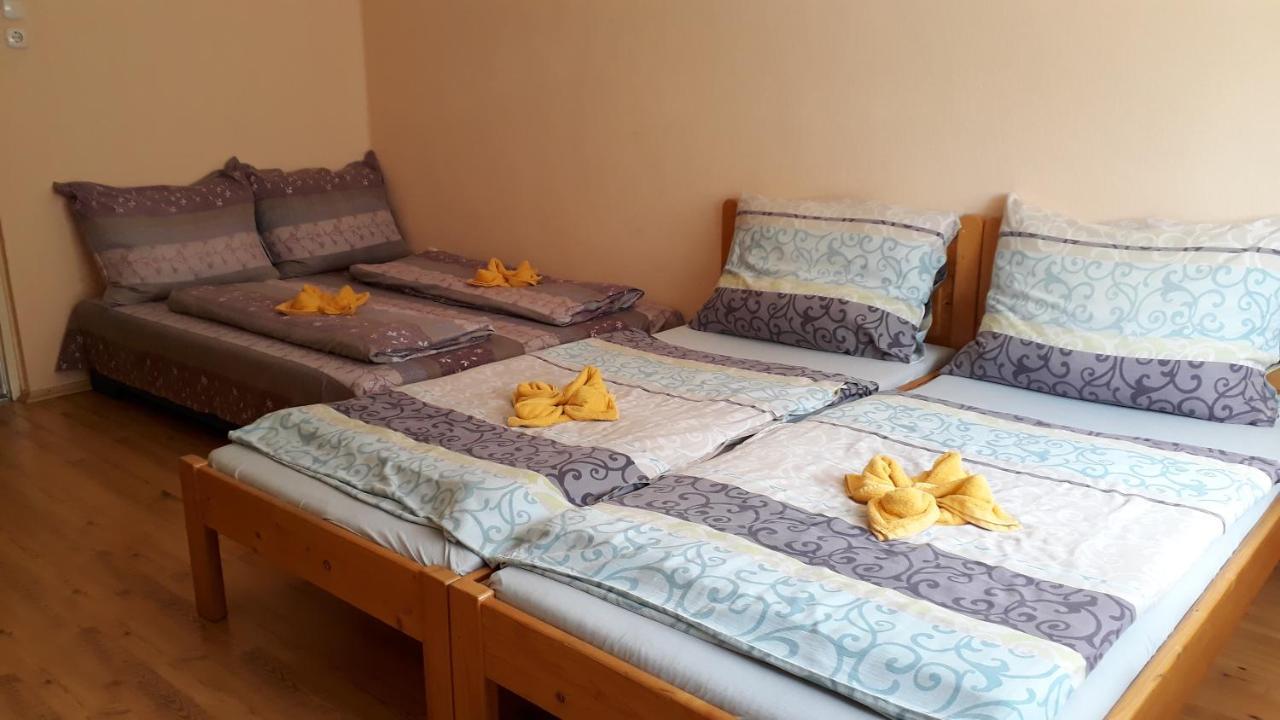 Oerveny Vendeghaz Hotel ทิสซาฟือแรด ภายนอก รูปภาพ
