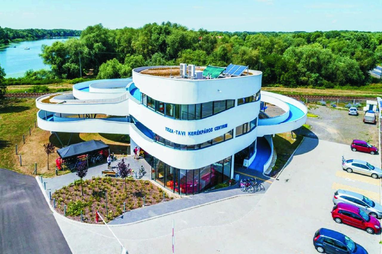 Oerveny Vendeghaz Hotel ทิสซาฟือแรด ภายนอก รูปภาพ