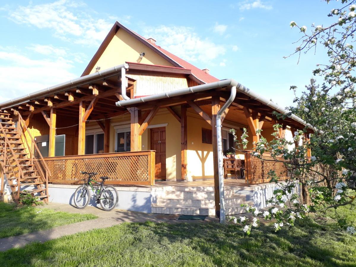 Oerveny Vendeghaz Hotel ทิสซาฟือแรด ภายนอก รูปภาพ