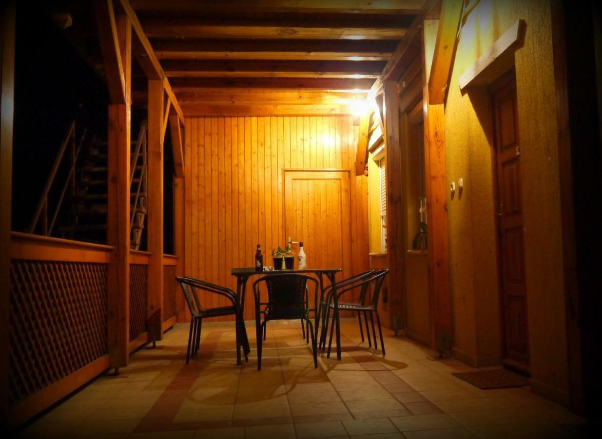Oerveny Vendeghaz Hotel ทิสซาฟือแรด ภายนอก รูปภาพ