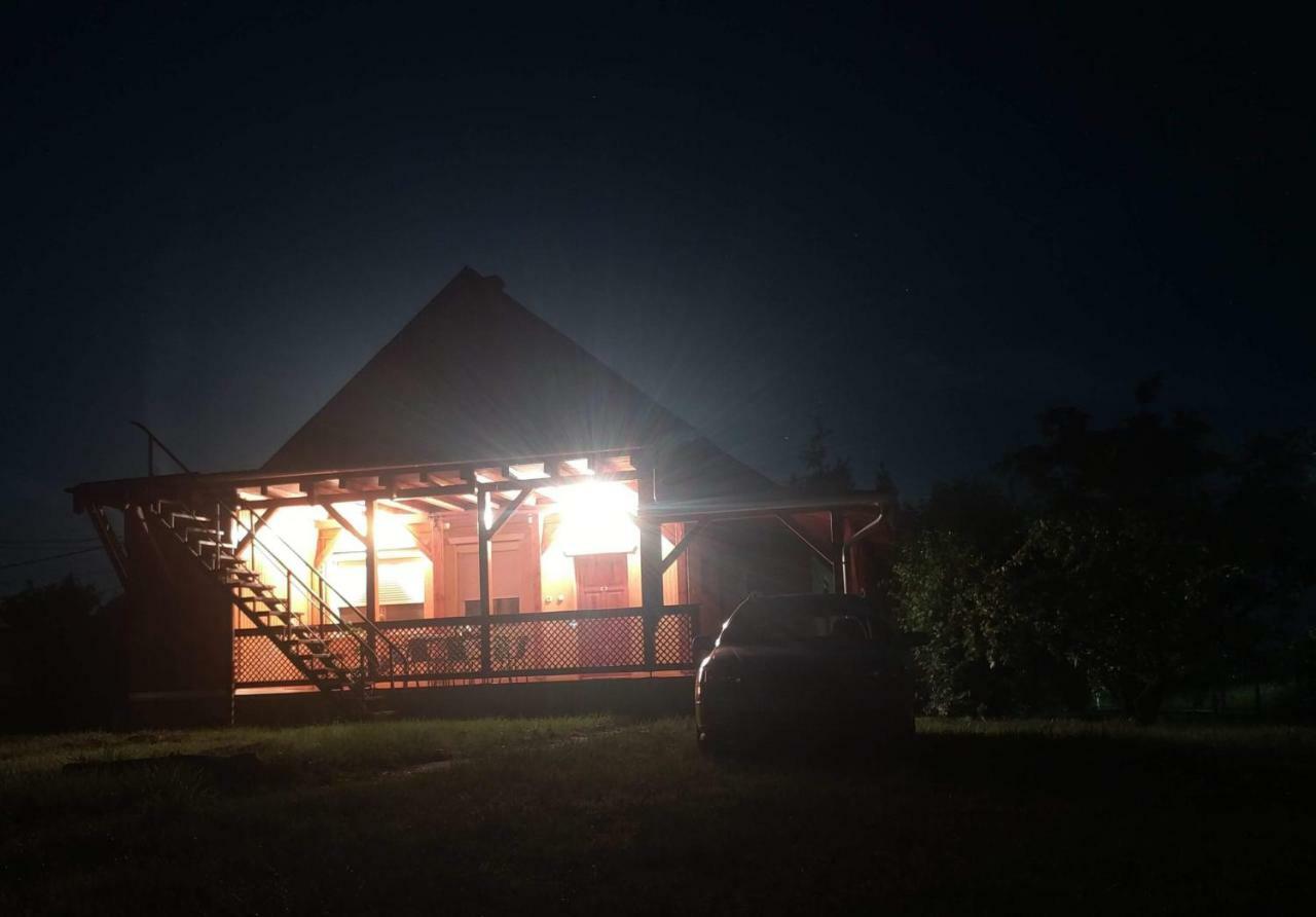 Oerveny Vendeghaz Hotel ทิสซาฟือแรด ภายนอก รูปภาพ