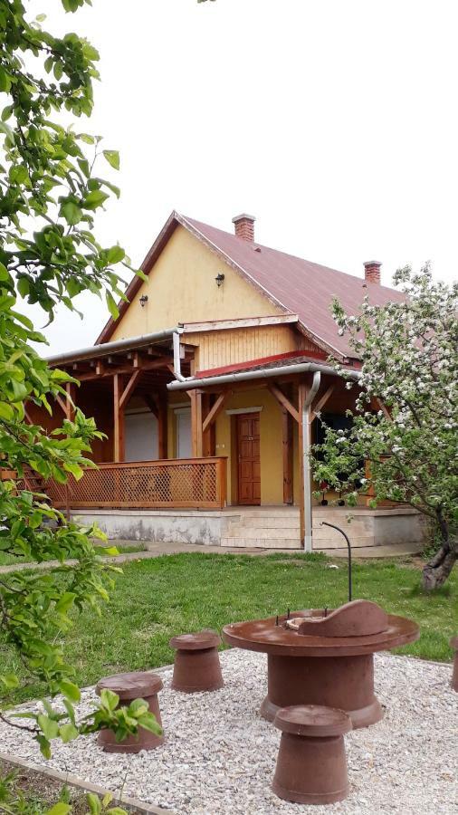 Oerveny Vendeghaz Hotel ทิสซาฟือแรด ภายนอก รูปภาพ